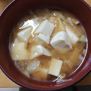 豆腐と小ねぎと油揚げのお味噌汁